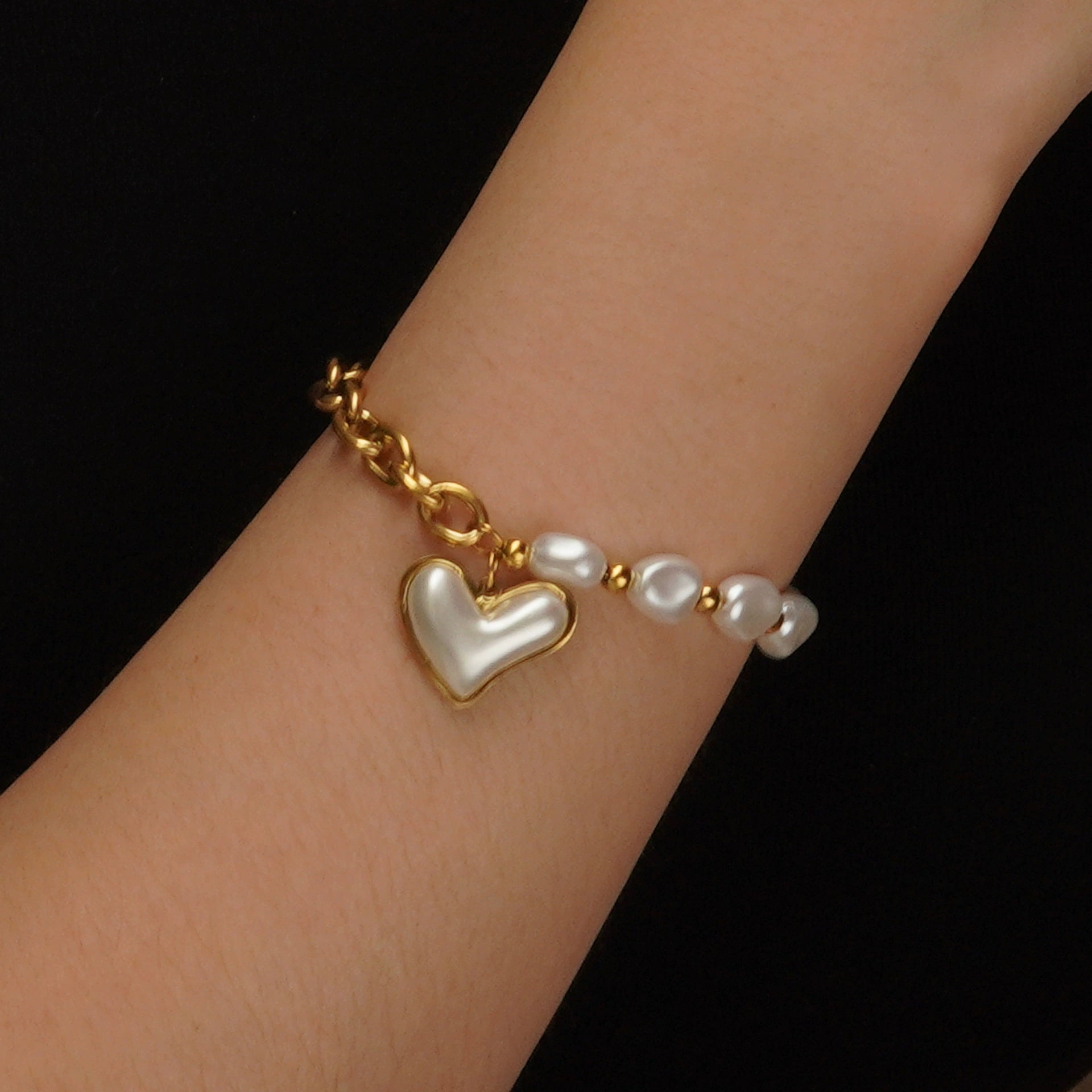 Elegant Heart-Shaped Irregular Pearl Bracelet – 18K Gold Stainless Steel